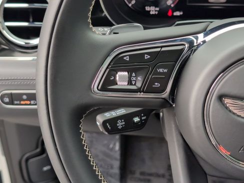 Used 2024 Bentley Bentayga image 17