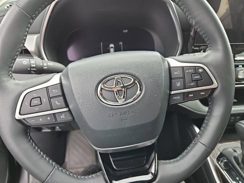 Used 2024 Toyota Highlander Platinum AWD/4WD image 10