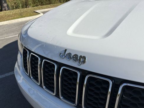 Used 2019 Jeep Grand Cherokee Laredo image 24