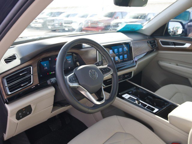 Used 2024 Volkswagen Atlas SE w/ Panoramic Sunroof Package FWD image 15