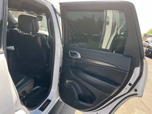 Used 2018 Jeep Grand Cherokee Altitude RWD image 16