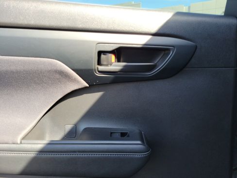 Used 2024 Toyota Highlander LE image 12