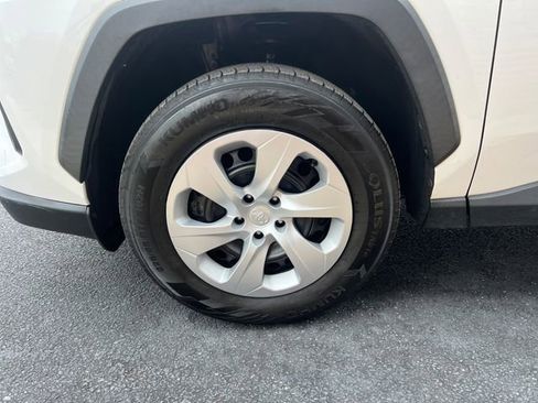 Used 2021 Toyota RAV4 LE image 10