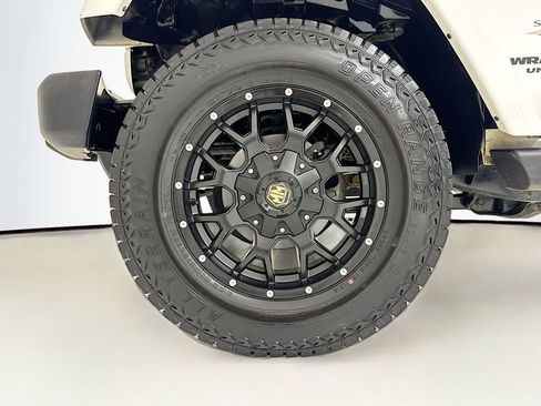 Used 2017 Jeep Wrangler Unlimited Sahara w/ Connectivity Group AWD/4WD image 25