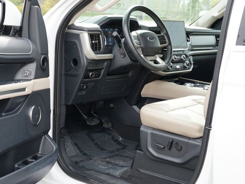 Used 2024 Ford Expedition XLT image 15