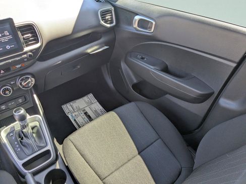 New 2025 Hyundai Venue SE FWD image 15