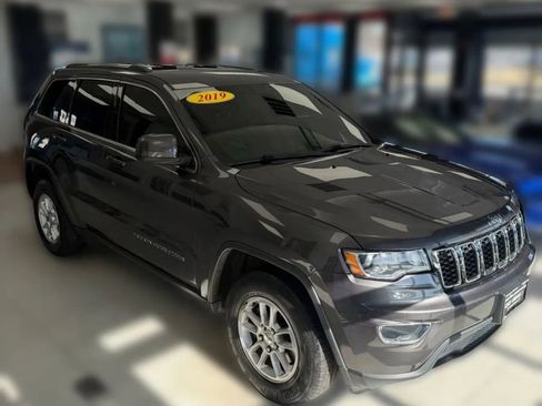 Used 2019 Jeep Grand Cherokee Laredo image 3