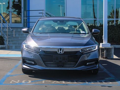 Used 2018 Honda Accord Touring image 2