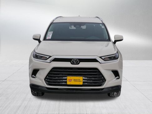 Used 2024 Toyota Grand Highlander XLE image 2