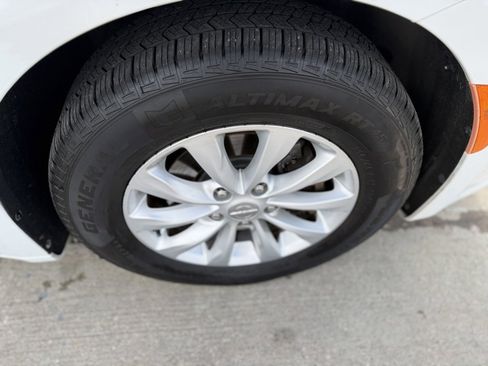 Used 2018 Chrysler Pacifica Touring-L image 25