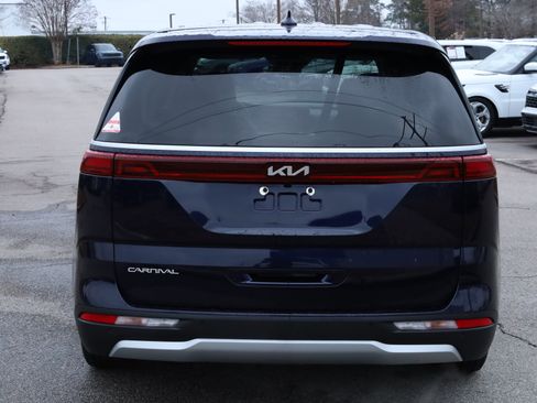 Used 2024 Kia Carnival LX image 4