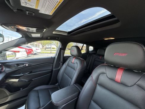 Used 2025 Chevrolet Trax RS w/ Sunroof Package FWD image 22