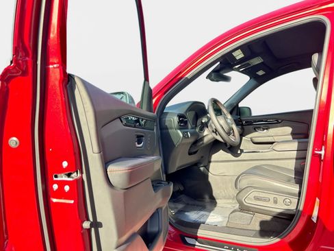 Used 2025 Honda Pilot TrailSport image 10