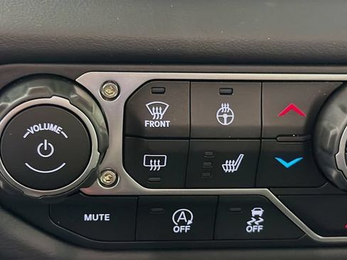 Used 2025 Jeep Gladiator Mojave w/ Convenience Group AWD/4WD image 23
