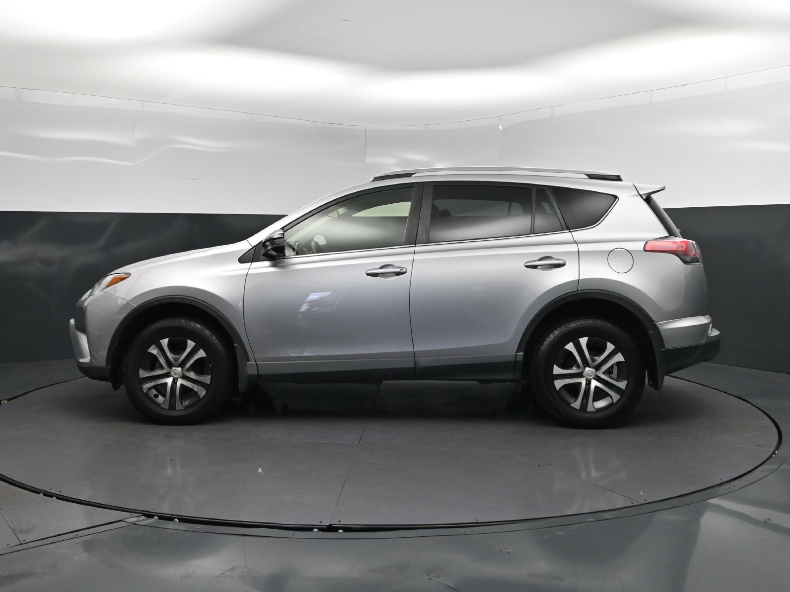 Used 2018 Toyota RAV4 LE FWD image 4