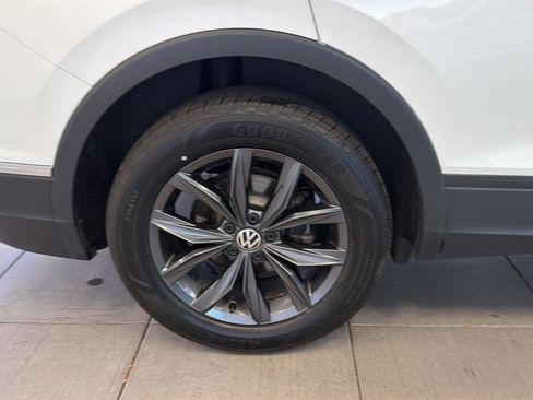 Used 2023 Volkswagen Tiguan SE w/ Panoramic Sunroof Package FWD image 11