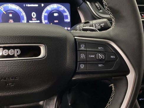 Used 2025 Jeep Grand Cherokee Altitude AWD/4WD image 21