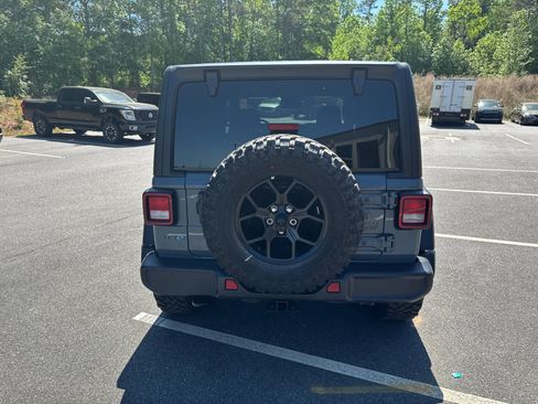 Used 2025 Jeep Wrangler Willys AWD/4WD image 7