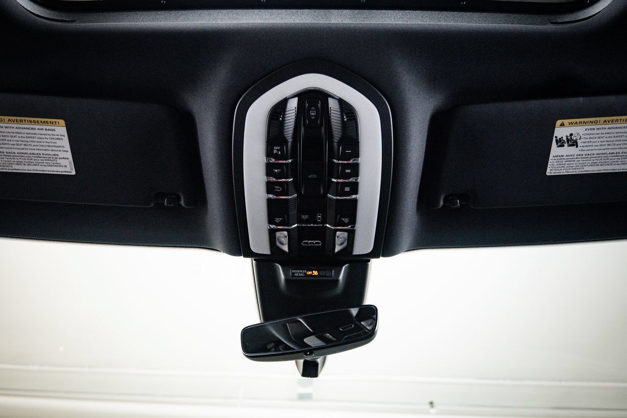 Certified 2023 Porsche Macan AWD/4WD image 20