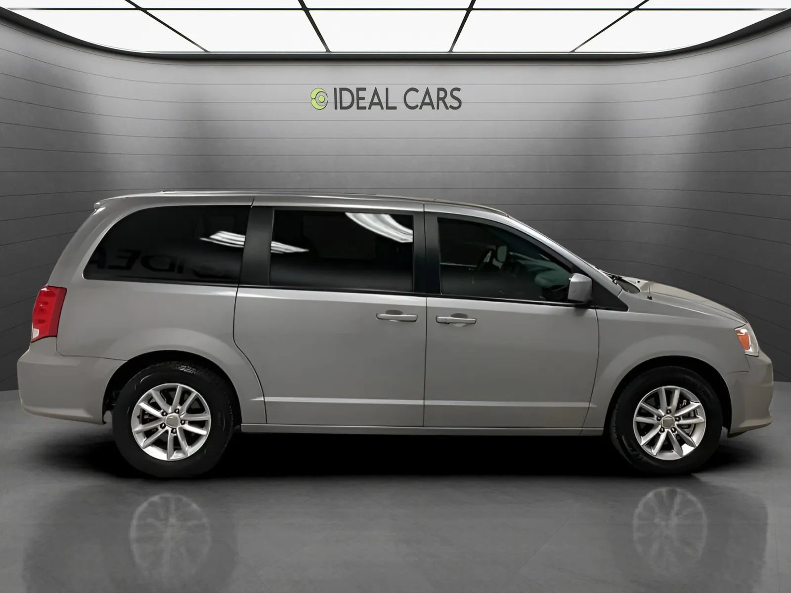 Used 2020 Dodge Grand Caravan SE FWD image 4