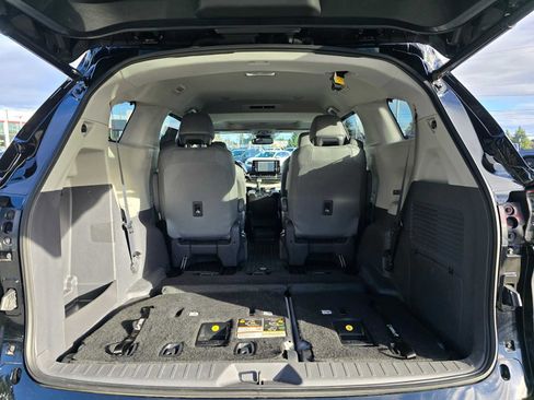 Used 2021 Toyota Sienna Limited image 17