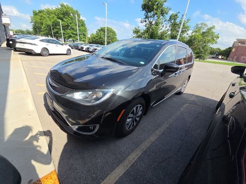 Used 2020 Chrysler Pacifica Touring-L FWD image 1