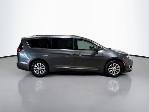 Used 2019 Chrysler Pacifica Touring-L FWD image 5
