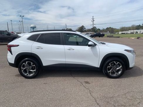 Used 2025 Chevrolet Trax LT image 8