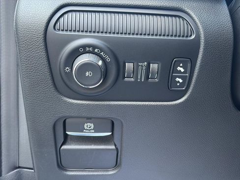 Used 2024 Jeep Wagoneer L Series II w/ Premium Group I AWD/4WD image 7