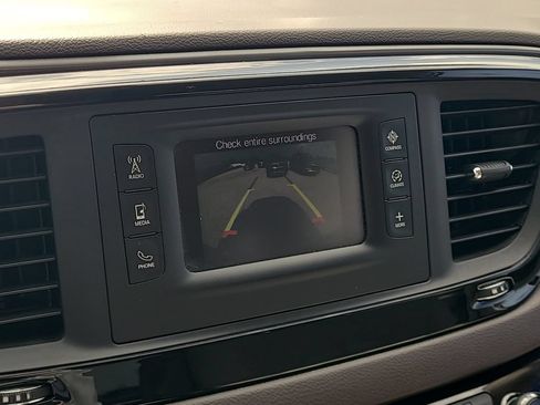 Used 2017 Chrysler Pacifica Touring w/ Tire & Wheel Group FWD image 16