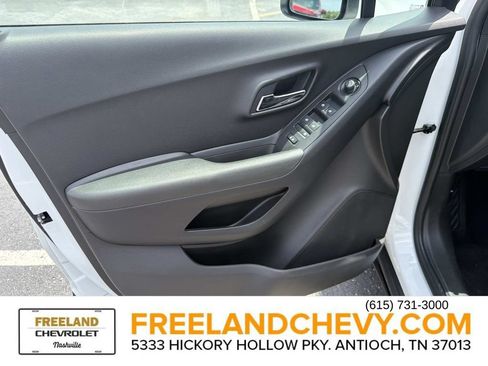 Used 2017 Chevrolet Trax LT w/ LT Convenience Package FWD image 21