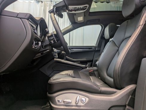 Certified 2025 Porsche Macan image 5