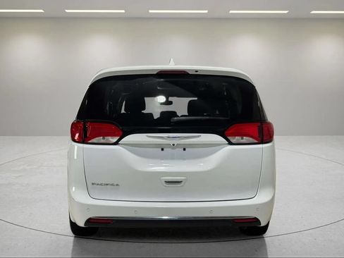 Used 2018 Chrysler Pacifica Touring Plus w/ Tire & Wheel Group FWD image 4
