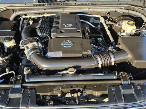 Used 2013 Nissan Frontier SL w/ Moonroof Pkg image 9