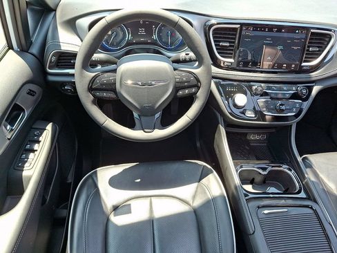 Used 2025 Chrysler Pacifica Limited FWD image 11