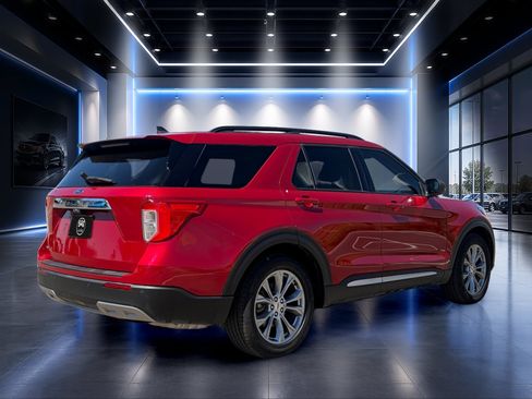 Used 2022 Ford Explorer XLT w/ Equipment Group 202A RWD image 4