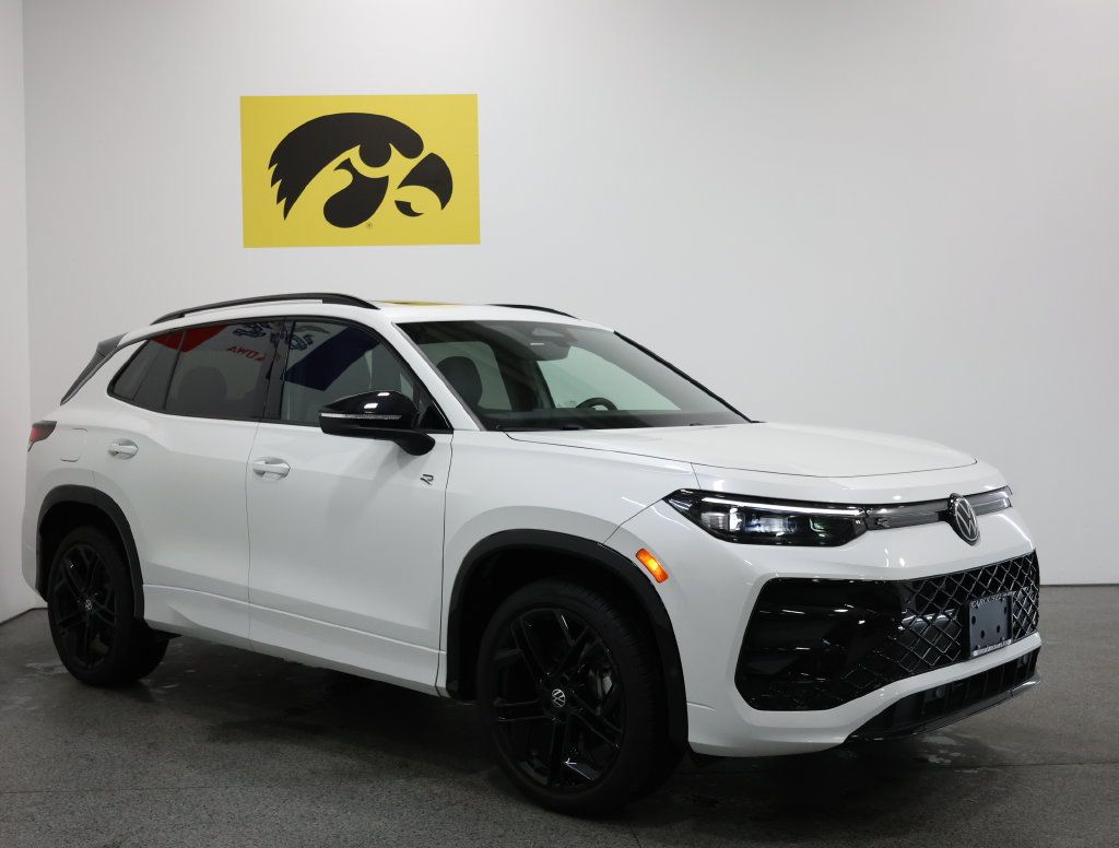 Used 2025 Volkswagen Tiguan SE R-Line AWD/4WD image 6