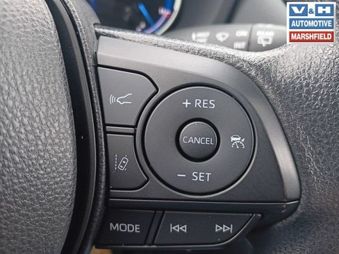 Used 2025 Toyota RAV4 LE AWD/4WD image 3
