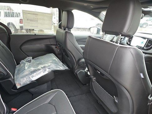 New 2026 Chrysler Pacifica Limited image 17