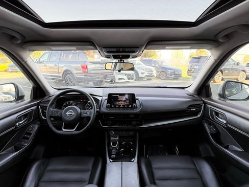 Used 2022 Nissan Rogue SV w/ SV Premium Package image 2