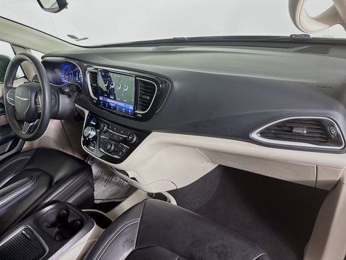 Used 2023 Chrysler Pacifica Touring-L FWD image 37