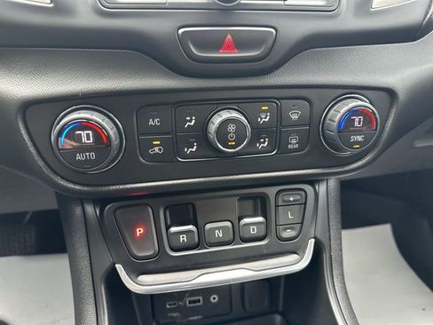 Used 2020 GMC Terrain SLE w/ Driver Convenience Package AWD/4WD image 19