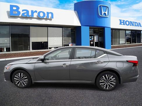 Used 2023 Nissan Altima 2.5 SV w/ SV Premium Package AWD/4WD image 3