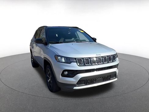 Used 2025 Jeep Compass Limited image 3