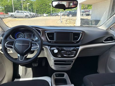 Used 2023 Chrysler Voyager LX FWD image 12