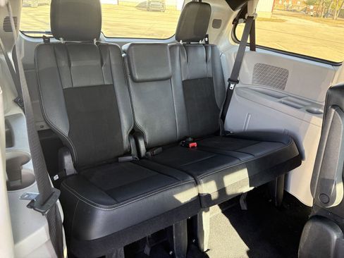 Used 2019 Dodge Grand Caravan SXT image 14