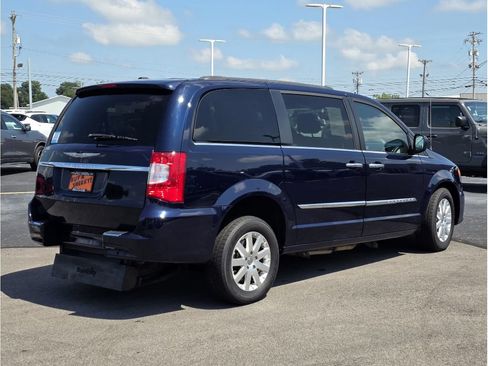 Used 2015 Chrysler Town & Country Touring w/ Driver Convenience Group FWD image 12