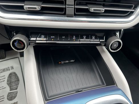 Used 2025 Chevrolet Equinox EV LT FWD image 20