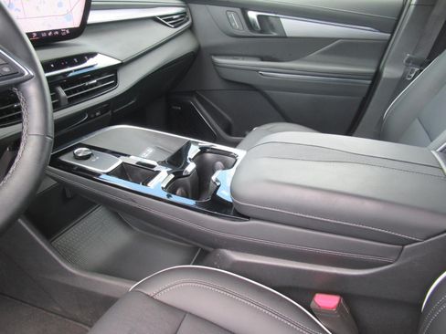 Used 2025 Buick Enclave Preferred w/ Power Package FWD image 16
