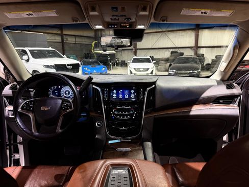 Used 2017 Cadillac Escalade Premium Luxury RWD image 31